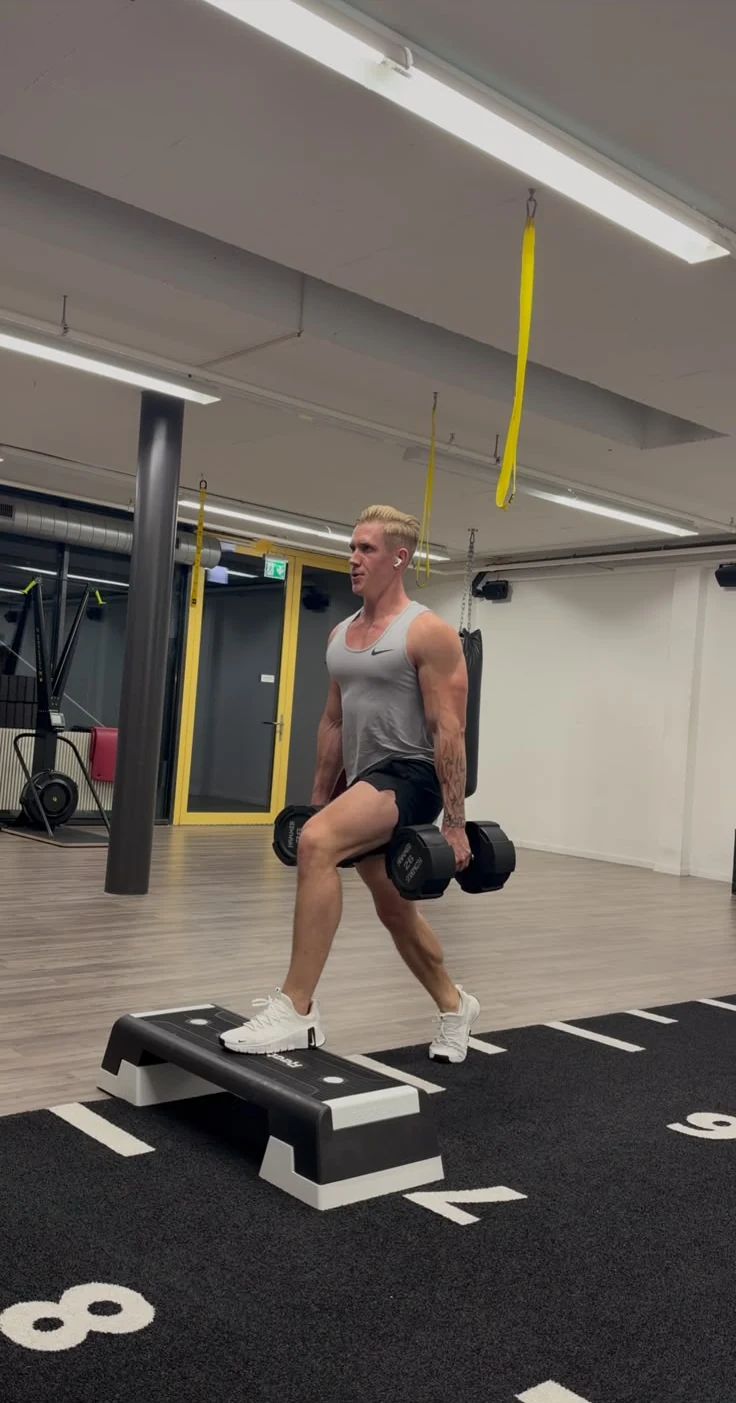 Ricardo Castro beim Ausfallschritt mit Kurzhanteln im Gym